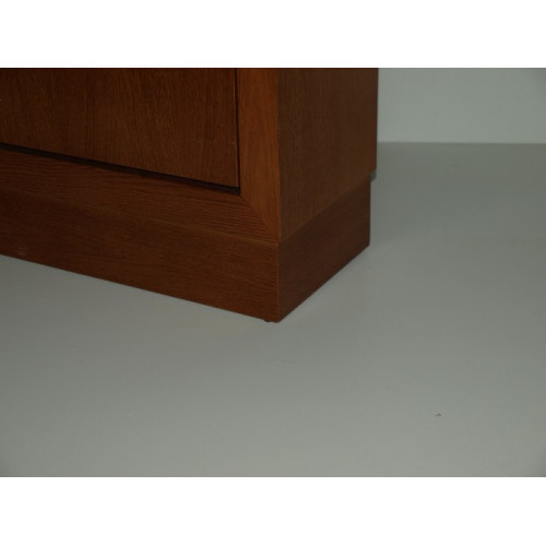 Mueble Zapatero tres portones, con zócalo de madera.