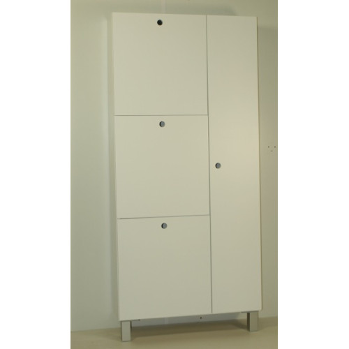 Mueble Zapatero Escobero lacado en blanco.