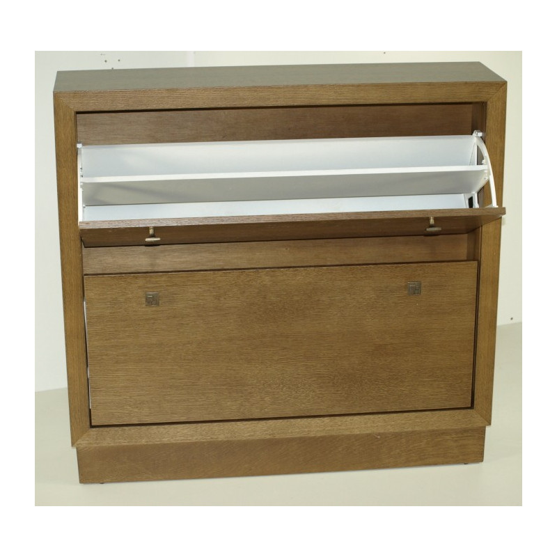 mueble zapatero liso, de chapa de roble teñido.